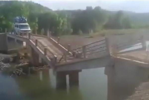 بالفيديو..فيسبوكيون يسخرون من قنطرة وينشرون لحظة تحبس الأنفاس لسيارة النقل المزدوج تمر من فوقها