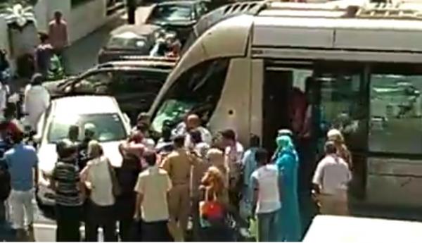 طـرام يصطدم بسيارة في شارع فرنسا بالـرباط