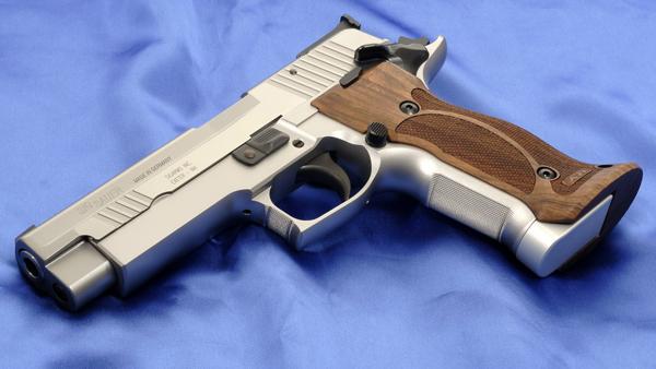 وفاة مسنة بعد أشهر من اتهامها بقتل ابنها