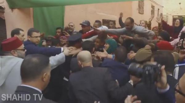 لقطة رائعة الملك محمد السادس يستلم هدية ثمينة "القران الكريم" من أبناء الشعب