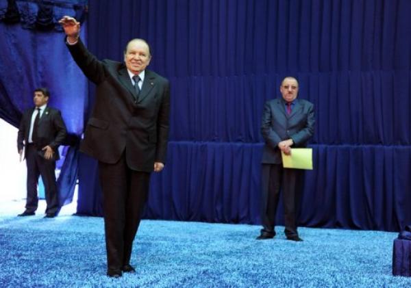 بوتفليقة :الجزائر تمر بمرحلة حساسة