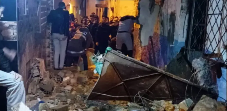 طنجة.. انهيار منزل قديم يصيب شخصين بجروح خطيرة والبحث تحت الأنقاض مستمر