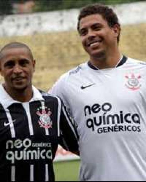 بالصور.. الأسطورتان \"روبرتو كارلوس ورونالدو\" في مشهد مؤسف بالسجائر والويسكي