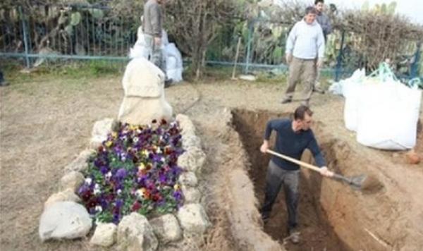 شاهد: الصور الأولى لقبر شارون