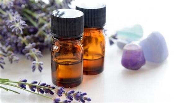 هل تعالج الزيوت الأساسية الإمساك؟