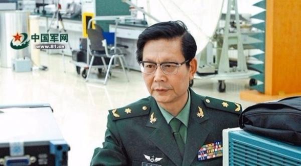 عالم يمرر كهرباء بشدة 71 ألف فولط عبر جسده