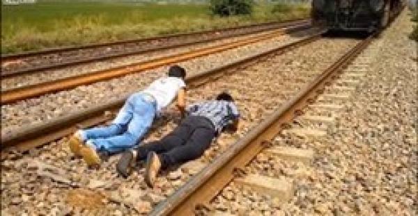 بالفيديو.. شابان متهوران يتحديان قطارا مسرعا بالوقوف أمامه