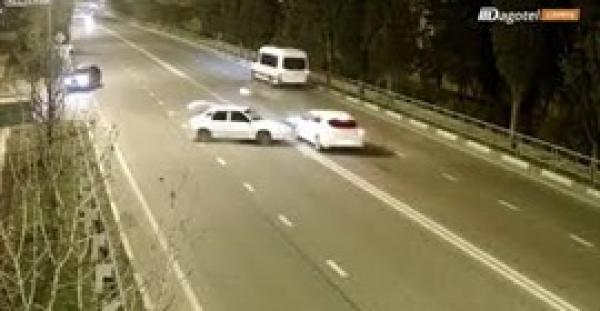 راكب يندفع من نافذة سيارة تعرضت لحادث خطير (فيديو)