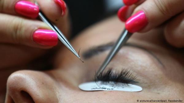 الرموش الصناعية.. وظيفة تجميلية لها مخاطر صحية جمة