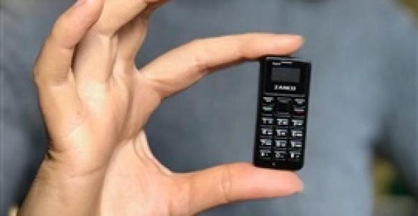 أصغر هاتف محمول في العالم يقل حجما عن الإبهام وأخف من العملة