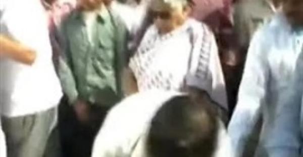 بالفيديو.. وزيرة هندية تركل صبيًا متسولًا بقدمها