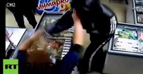 بالفيديو.. شاهد سيدة تتصدى لهجوم مسلح بـ«زجاجة مياه»