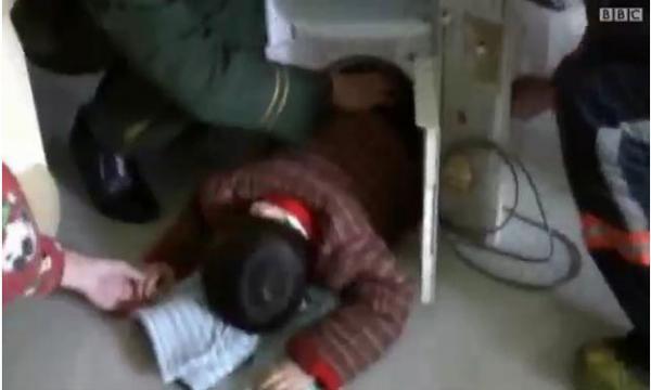 بالفيديو- تفكيك غسالة لإنقاذ طفل صيني من الموت بداخلها