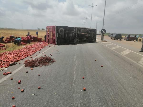 حادث انقلاب شاحنة محملة بفاكهة "الشهدية" يستنفر الدرك ويتسبب في خسائر فادحة وشهامة عمال وعاملات الفلاحة تخفف عن السائق