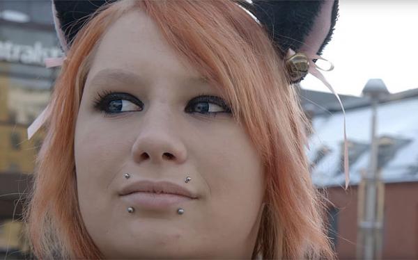 بالفيديو: تعرف على الشابة التي تعتقد بأنها قطة