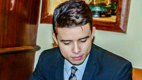 "البحري" يطل على معجبيه في الانستغرام بعد واقعة الاعتداء وأحد معجبيه يتساءل:"فين الضربة ديال بنت الداودي"