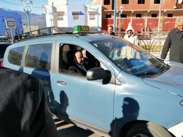 صورة عامل بالداخلية يركب سيارة أجرة متجاوزا "البروتوكول" تهز مواقع التواصل الإجتماعي