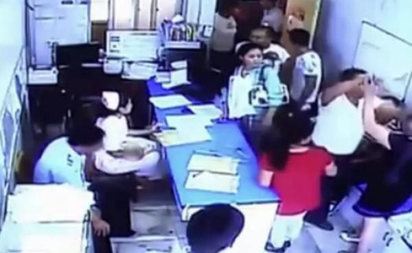 بالفيديو: عائلة مفجوعة بوفاة طفلها تهين طاقماً طبياً على الملأ