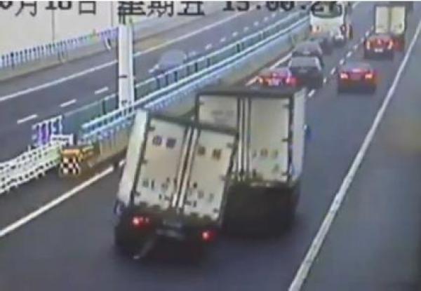 بالفيديو ... نجاة سائق شاحنة من السقوط من فوق جسر