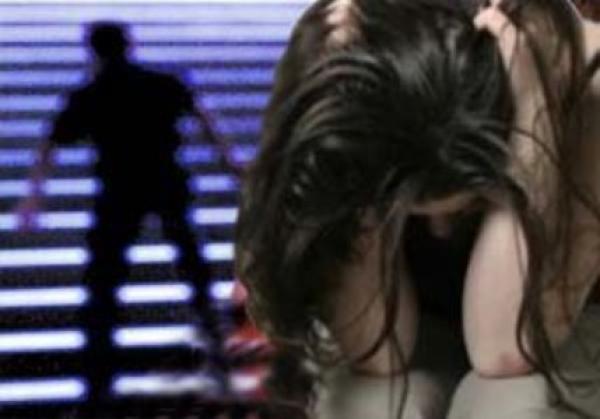 اعتقال شاب بتهمة استدراج فتاة عمرها 15 سنة لفض بكارتها