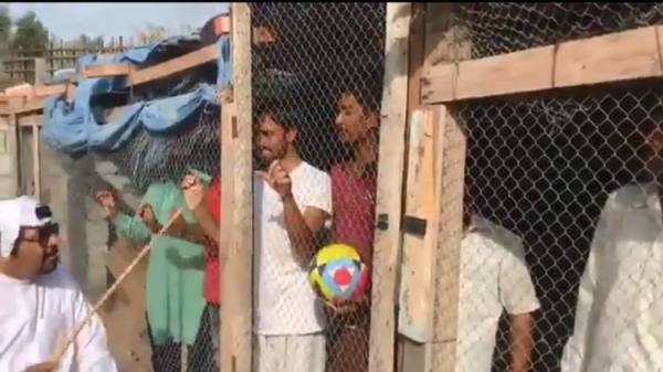 إماراتي يحتجز عمالا هنودا في أقفاص حيوانات ''حتى يشجعوا منتخب بلاده'' (فيديو)