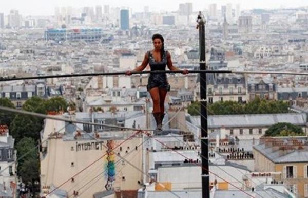 فرنسية تبهر الجمهور بالمشي على الحبل دون وسائل أمان (فيديو)