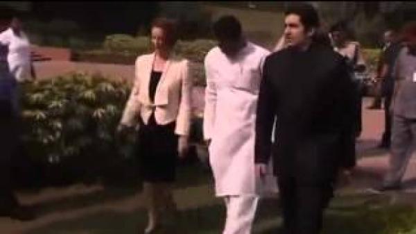 رئيسة وزراء أستراليا تتعثر وتسقط على وجهها
