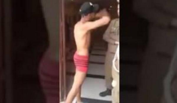 مواطن يتعرى أمام ولاية أسفي .. علاش هما باك صاحبي يدخلوا و أنا المحكور لا ؟؟