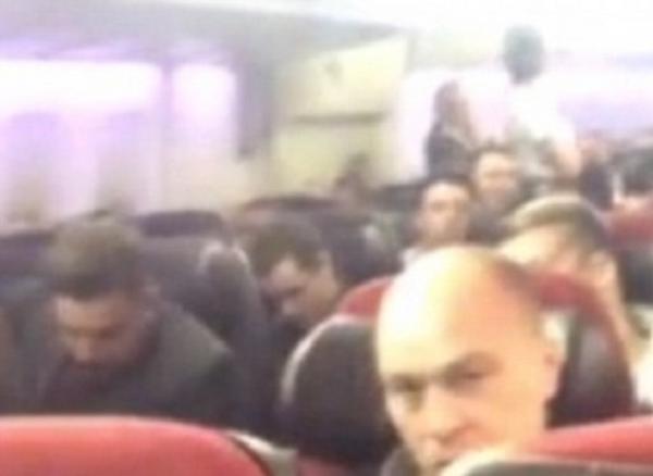 بالفيديو: 447 راكباً يعيشون لحظات رعب خلال هبوط اضطراري