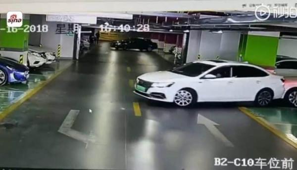 سائقة حاولت الخروج من موقف فاصطدمت بـ3 سيارات فارهة