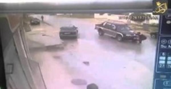 بالفيديو.. أب شجاع ينقذ طفلته من الموت بأعجوبة