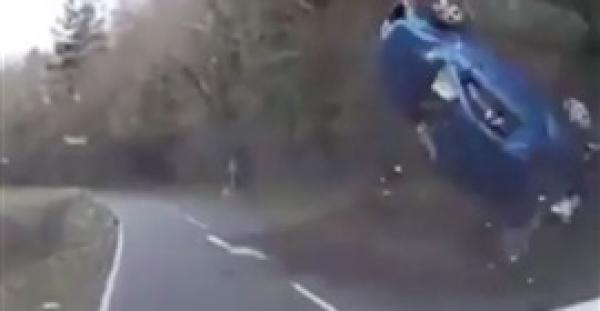 بالفيديو.. لحظة نجاة امرأة بعد انقلاب سيارتها 3 مرات