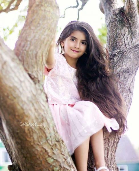 شعر طفلة مغربية يضعها بمصاف مشاهير التواصل الاجتماعي (صور)