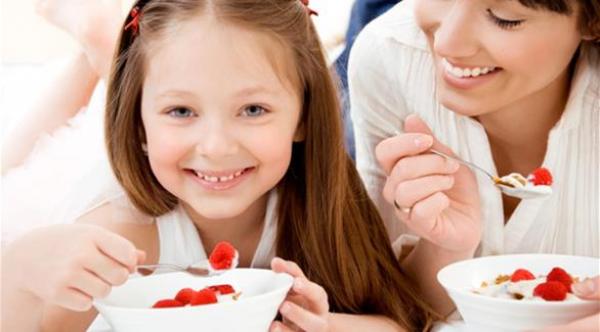 متى يسبب الزبادي غازات للطفل الدارج؟