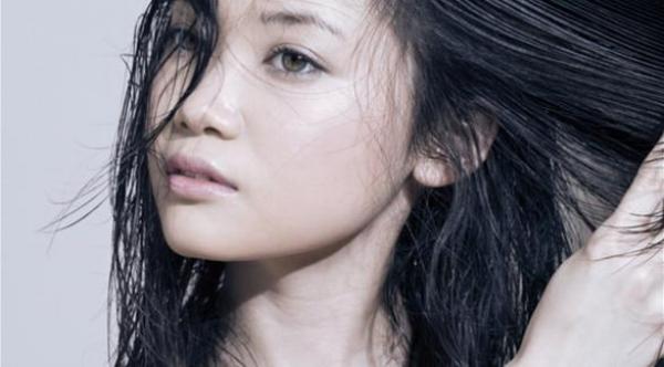 هل الخروج بشعر مبلل يُصيبِك بالمرض؟