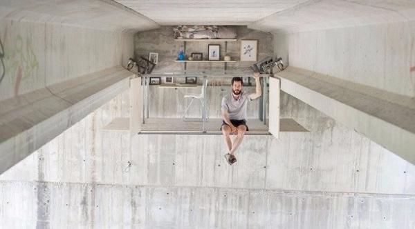 مصمم يبني مكتباً معلقاً سرياً تحت جسر في إسبانيا