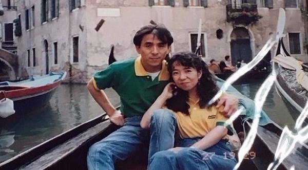 لماذا يرتدي هذا الرجل نفس القميص منذ 20 عاماً؟