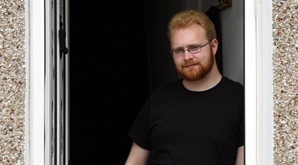 شاب يفقد لهجته الأصلية لسبب غريب ..