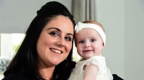 تتحدى توقعات الأطباء بإنجاب طفلة بربع رحم