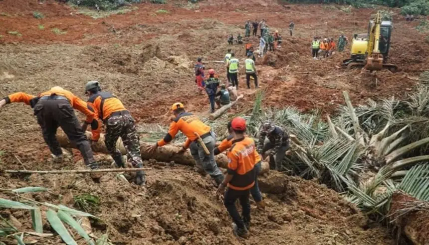 انزلاق تربة يضرب جزيرة جاوة: مقتل شخصين وفقدان 21 آخرين وسط أمطار غزيرة