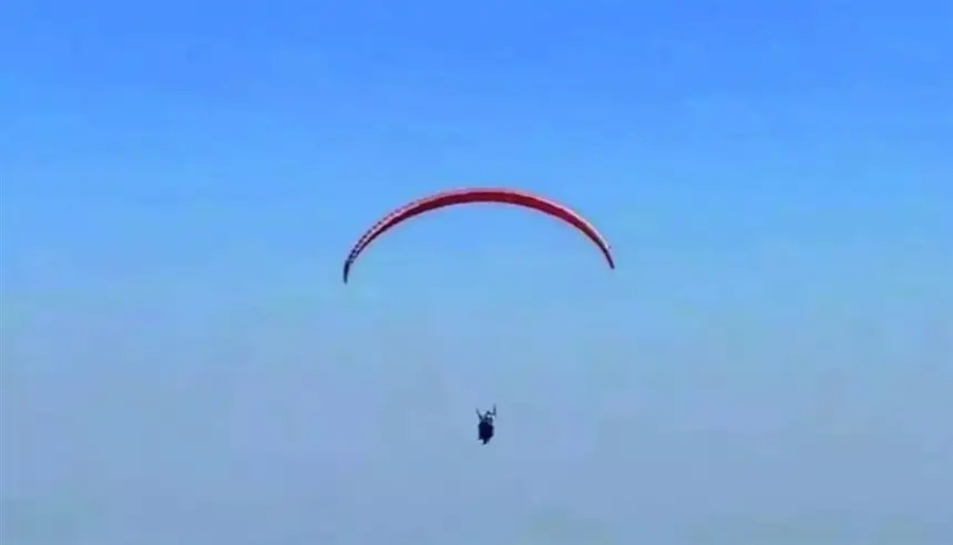 طالب هندي يستخدم الطيران الشراعي للوصول إلى الامتحان