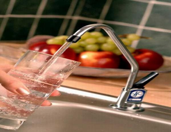 فوائد شرب الماء عند الاستيقاظ