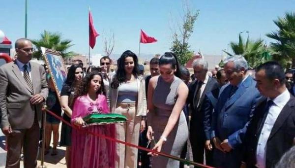 سيدة أعمال مغربية تهز الفايسبوك بصورتها الشبيهة لـ"كارداشيان"