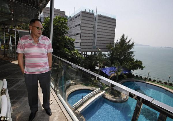 بالصور: بعد فشل 20 ألف رجل .. أب يعرض 1 بليون دولار للرجل الذي يحول ابنته من شاذة جنسيا إلى مستقيمة