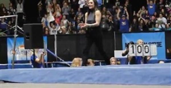 لاعبة أكروبات تذهل لجنة التحكيم بقفزة خيالية (فيديو )