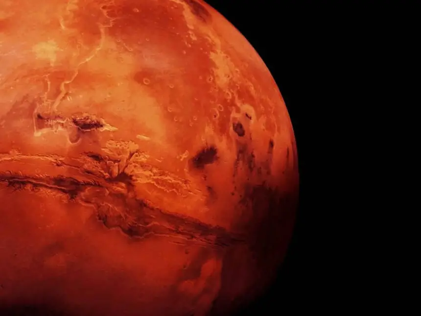 بقعة غامضة تزحف فوق المريخ منذ عقود وتربك العلماء