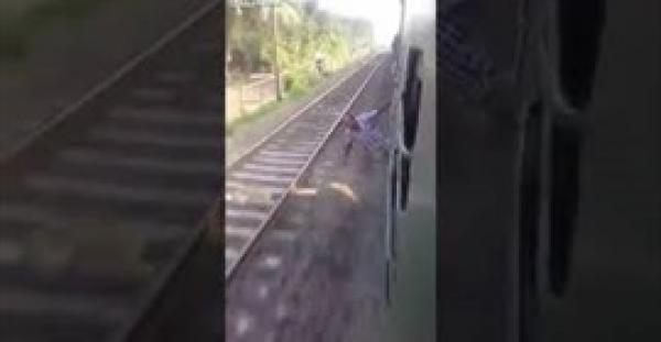 بالفيديو.. رجل يدفع حياته ثمنا لرغبته في الاستعراض