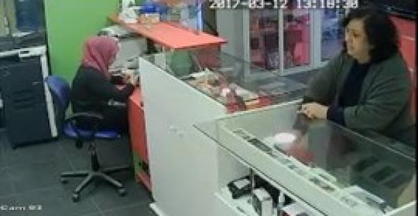 بالفيديو.. امرأة أنيقة تسرق محل هواتف بطريقة لا تخطر على بال أحد