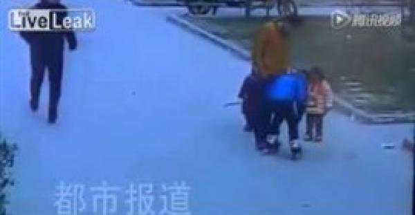 بالفيديو.. لحظة انفجار فتحة صرف في طفل ألقى داخلها صاروخ ألعاب نارية