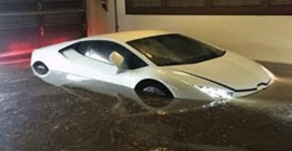 بالفيديو.. سيارة لامبورجيني تتحدى مياه الأمطار